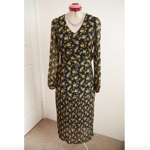 NWT Dannii Minogue Petites Woven Pleated Midi dress. Beautiful dress, runs XS.